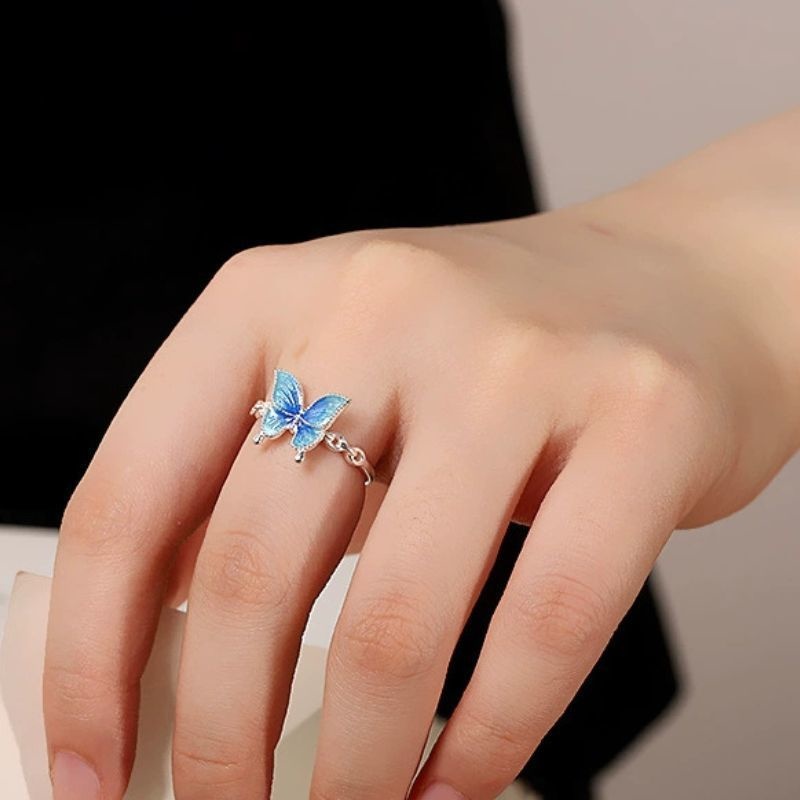 蝶々のリング - まるで蝶が舞う空を映し出すかのように R441