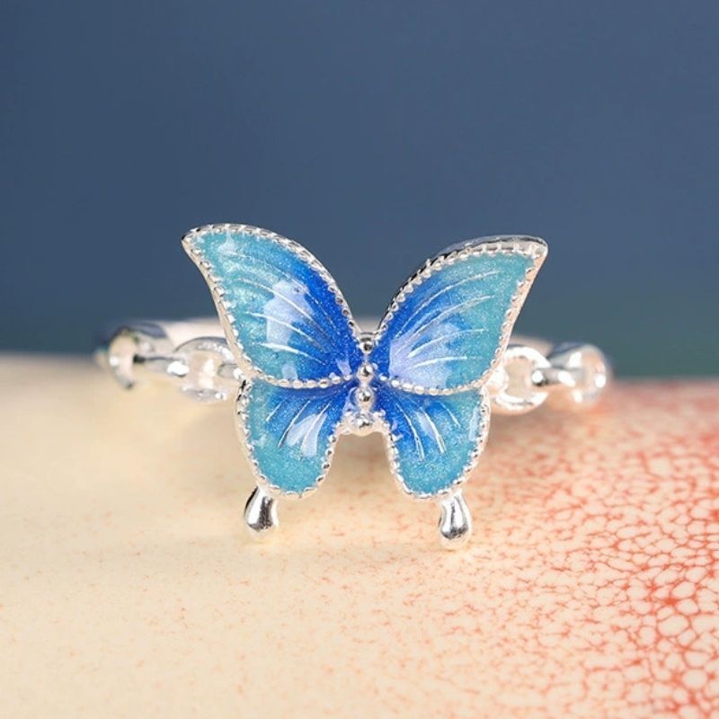 蝶々のリング - まるで蝶が舞う空を映し出すかのように R441