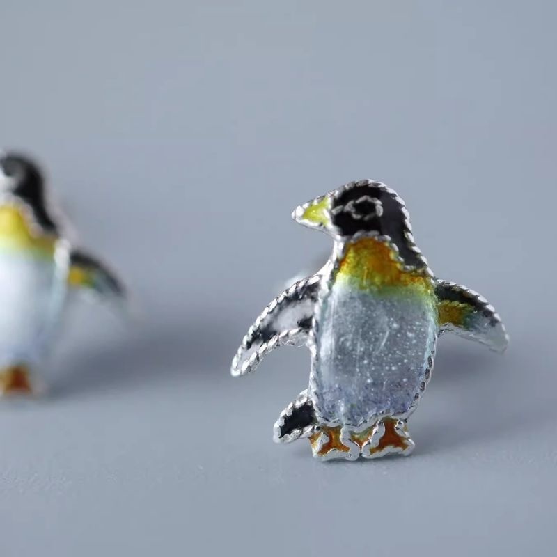 ペンギンのピアス - 冬の季節にぴったりな温もりを感じるデザイン P203