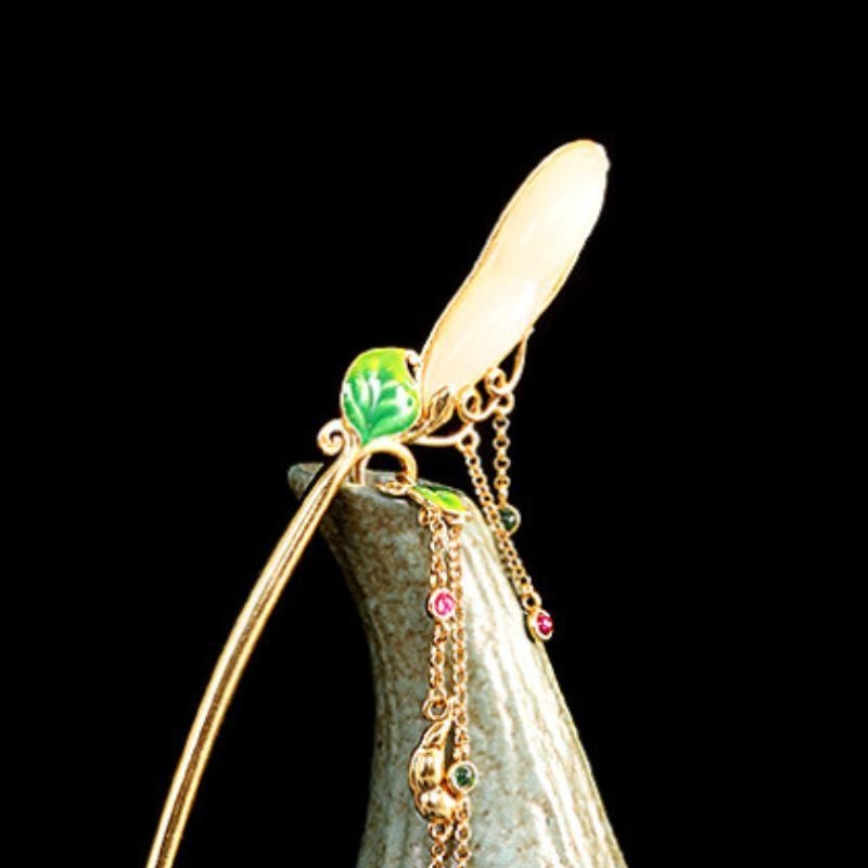 豆のかんざし - 葉っぱは七宝焼で鮮やかな緑に仕上げる K206