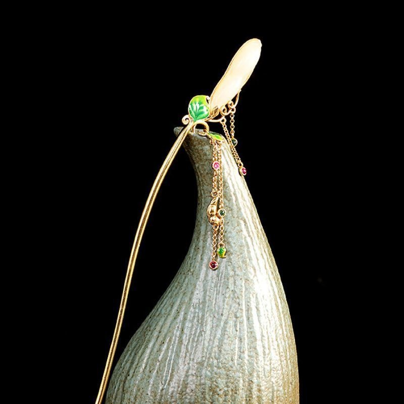 豆のかんざし - 葉っぱは七宝焼で鮮やかな緑に仕上げる K206