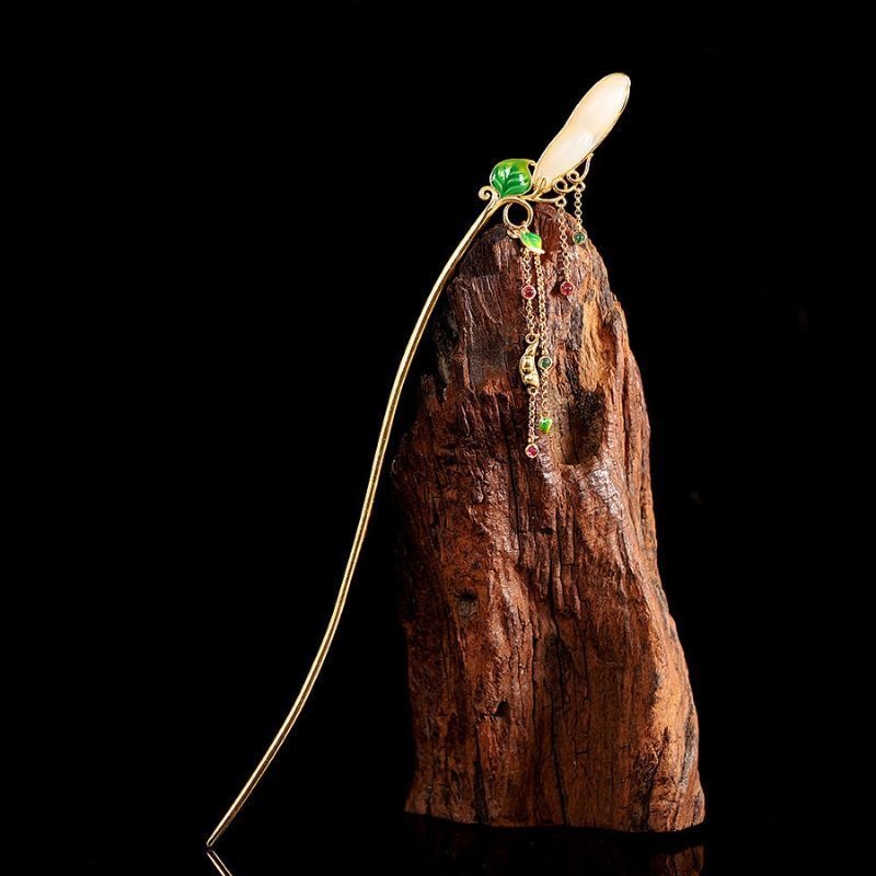 豆のかんざし - 葉っぱは七宝焼で鮮やかな緑に仕上げる K206