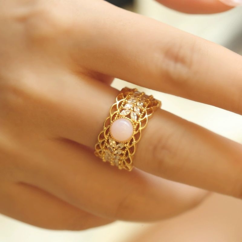 レースリング - 着ける人の指先に優雅な輝きを与える R448