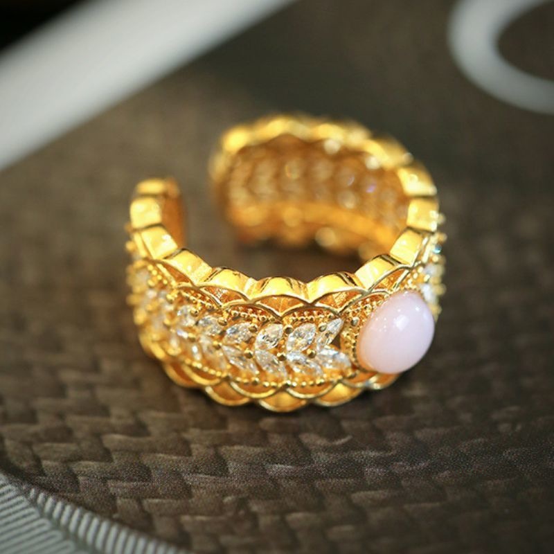 レースリング - 着ける人の指先に優雅な輝きを与える R448