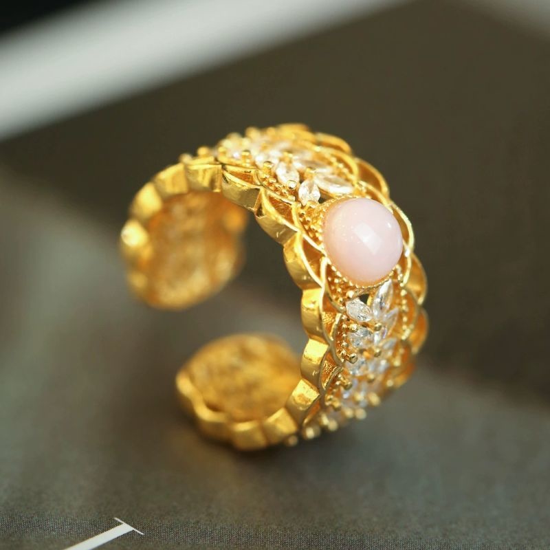 レースリング - 着ける人の指先に優雅な輝きを与える R448