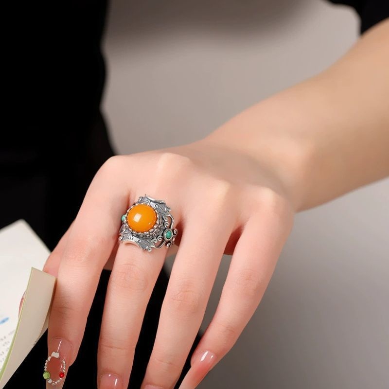 琥珀のリング - 時を経た美しさと現代のエレガンスが見事に融合 R449