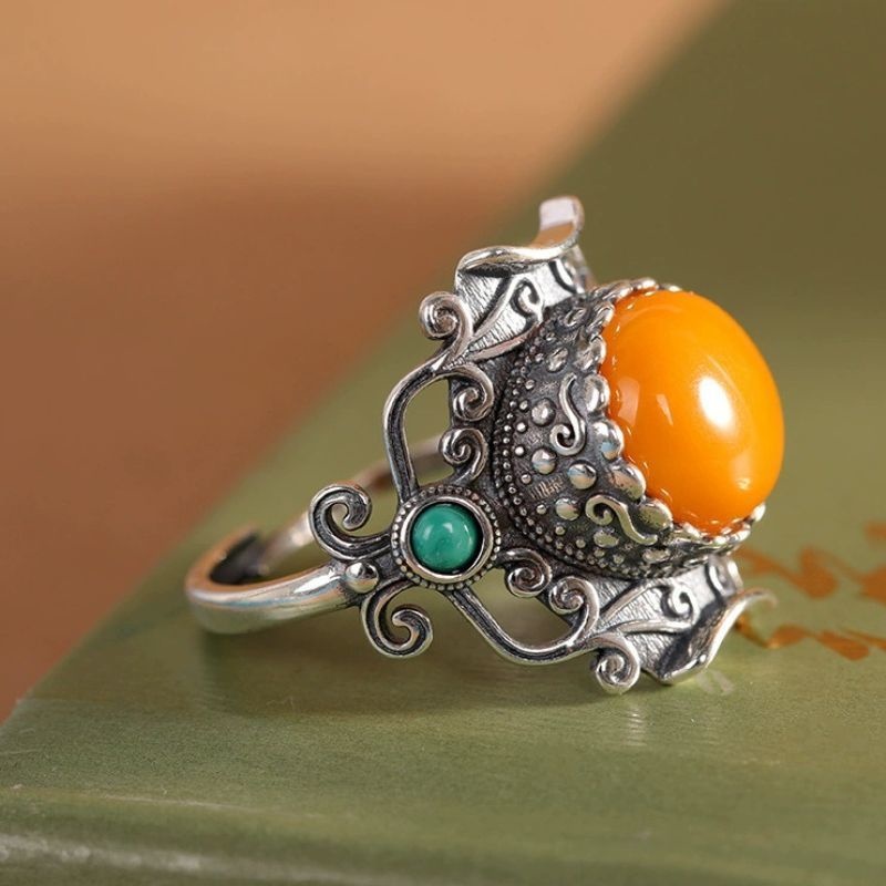 琥珀のリング - 時を経た美しさと現代のエレガンスが見事に融合 R449