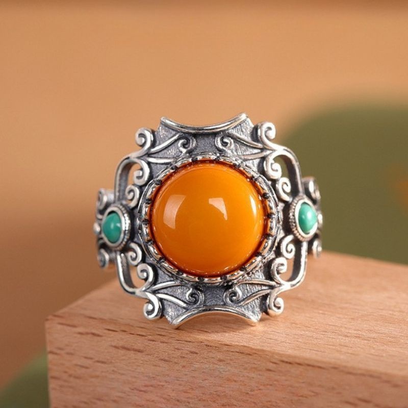 琥珀のリング - 時を経た美しさと現代のエレガンスが見事に融合 R449