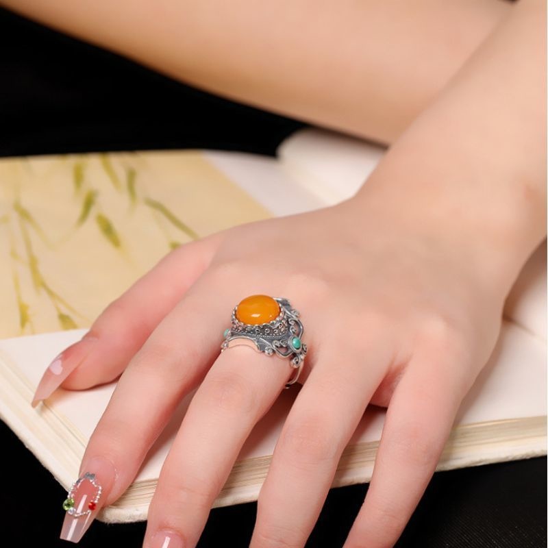 琥珀のリング - 時を経た美しさと現代のエレガンスが見事に融合 R449