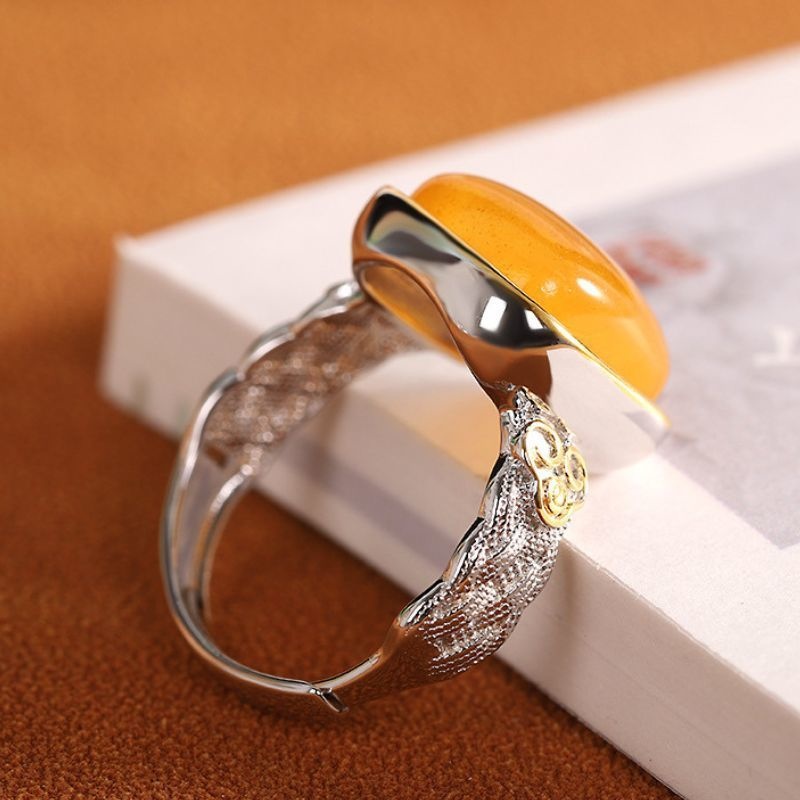 ミルキーアンバーのリング - 優雅な曲線が手元を美しく彩る R456