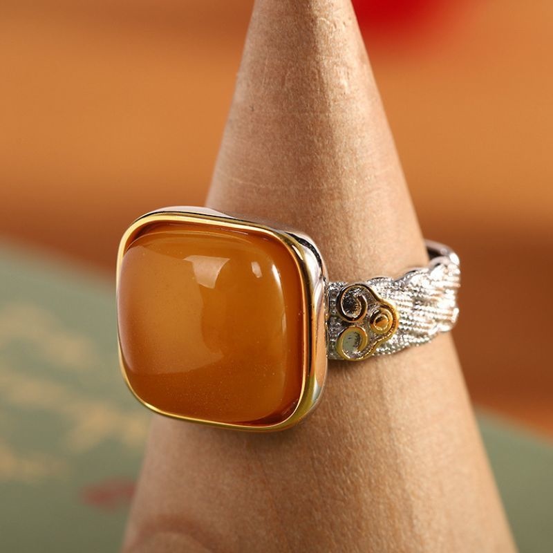 ミルキーアンバーのリング - 優雅な曲線が手元を美しく彩る R456