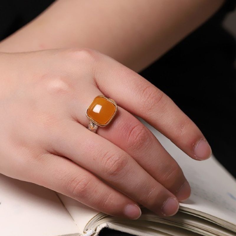 ミルキーアンバーのリング - 優雅な曲線が手元を美しく彩る R456