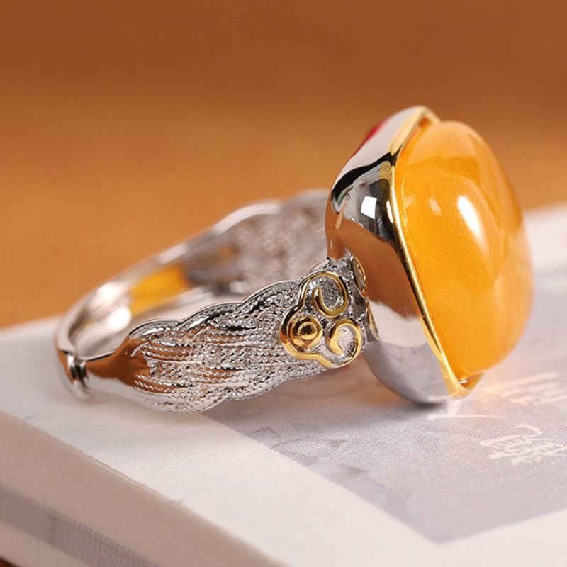 ミルキーアンバーのリング - 優雅な曲線が手元を美しく彩る R456