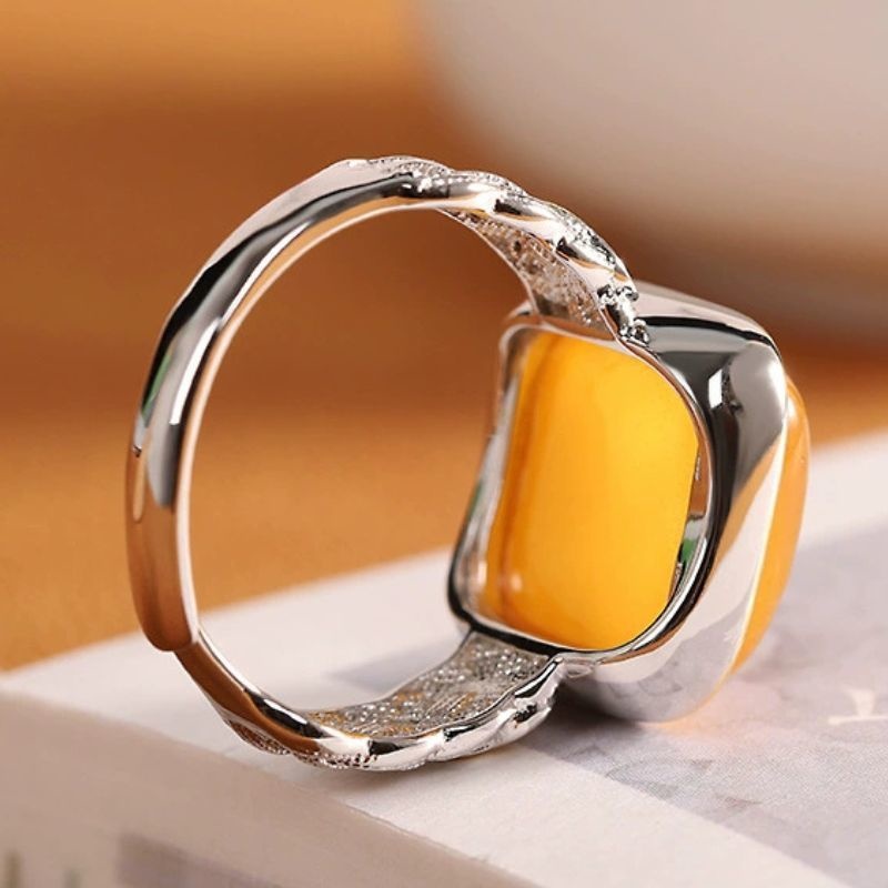 ミルキーアンバーのリング - 優雅な曲線が手元を美しく彩る R456