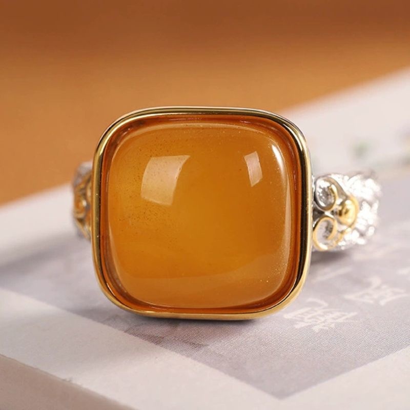 ミルキーアンバーのリング - 優雅な曲線が手元を美しく彩る R456