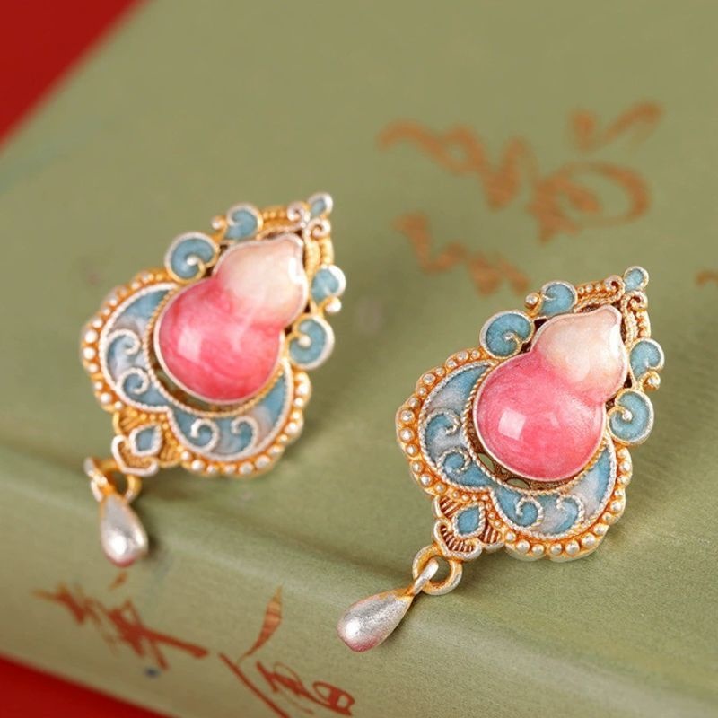 瓢箪のピアス - 七宝焼きが施された可愛らしい耳飾り P204