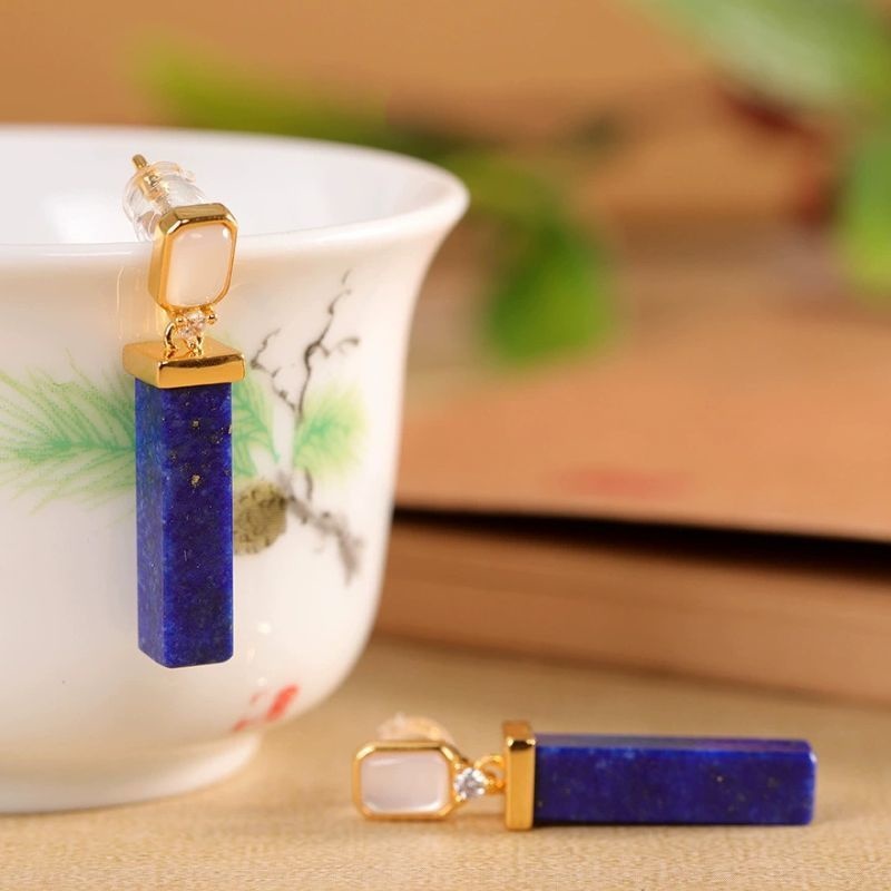 ラピスラズリのピアス - 美しい青と透明の石が耳元で優雅に輝く P206