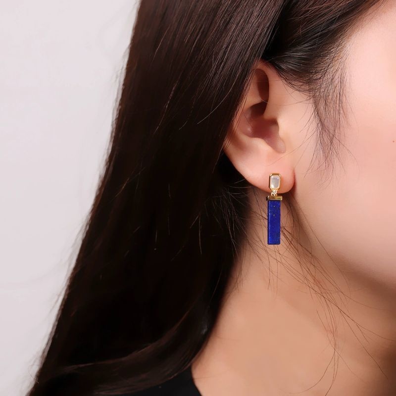 ラピスラズリのピアス - 美しい青と透明の石が耳元で優雅に輝く P206