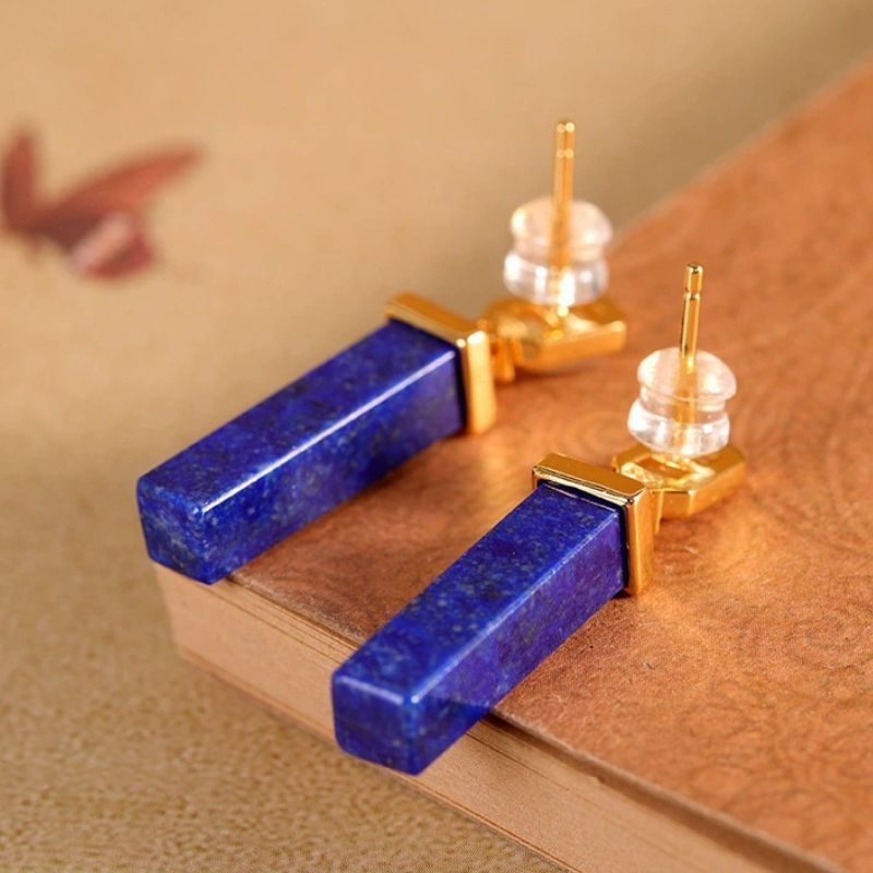 ラピスラズリのピアス - 美しい青と透明の石が耳元で優雅に輝く P206