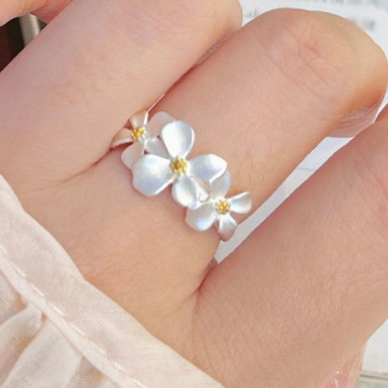 バイカウツギのリング - 自然そのものを指に纏うかのような優雅さを醸し出す R466