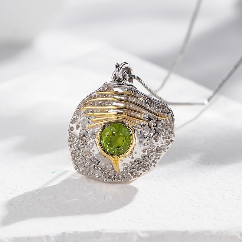 ペリドットのペンダント - ユニークなラインとテクスチャーが特徴 N154