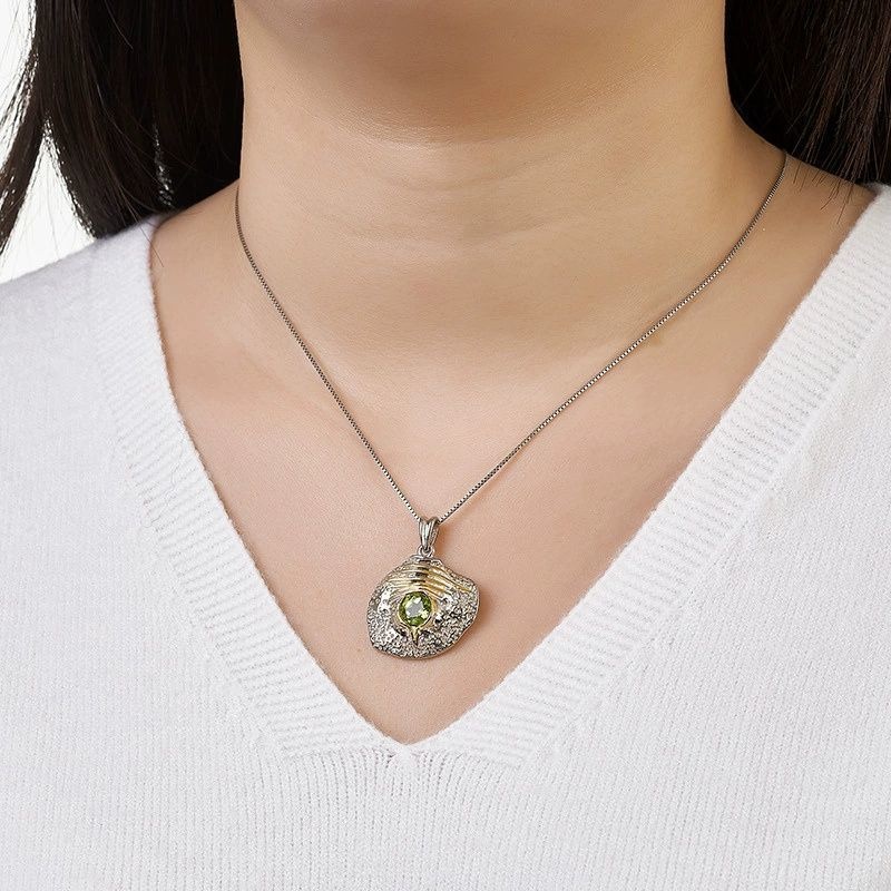 ペリドットのペンダント - ユニークなラインとテクスチャーが特徴 N154