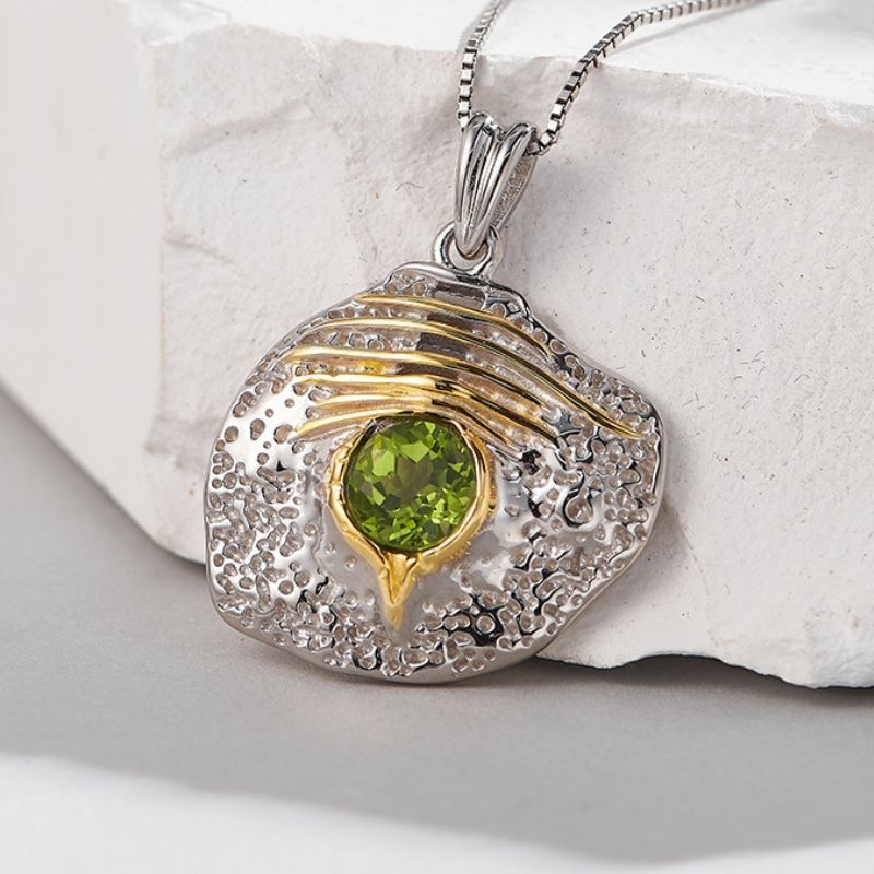 ペリドットのペンダント - ユニークなラインとテクスチャーが特徴 N154