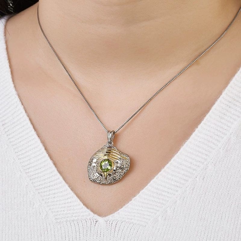 ペリドットのペンダント - ユニークなラインとテクスチャーが特徴 N154