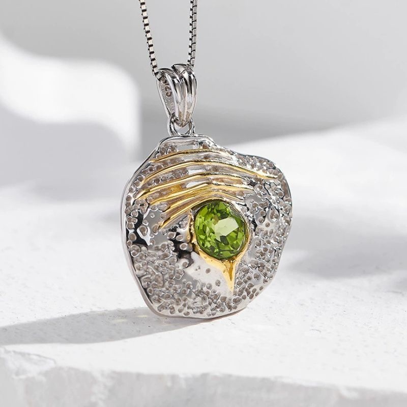 ペリドットのペンダント - ユニークなラインとテクスチャーが特徴　N154