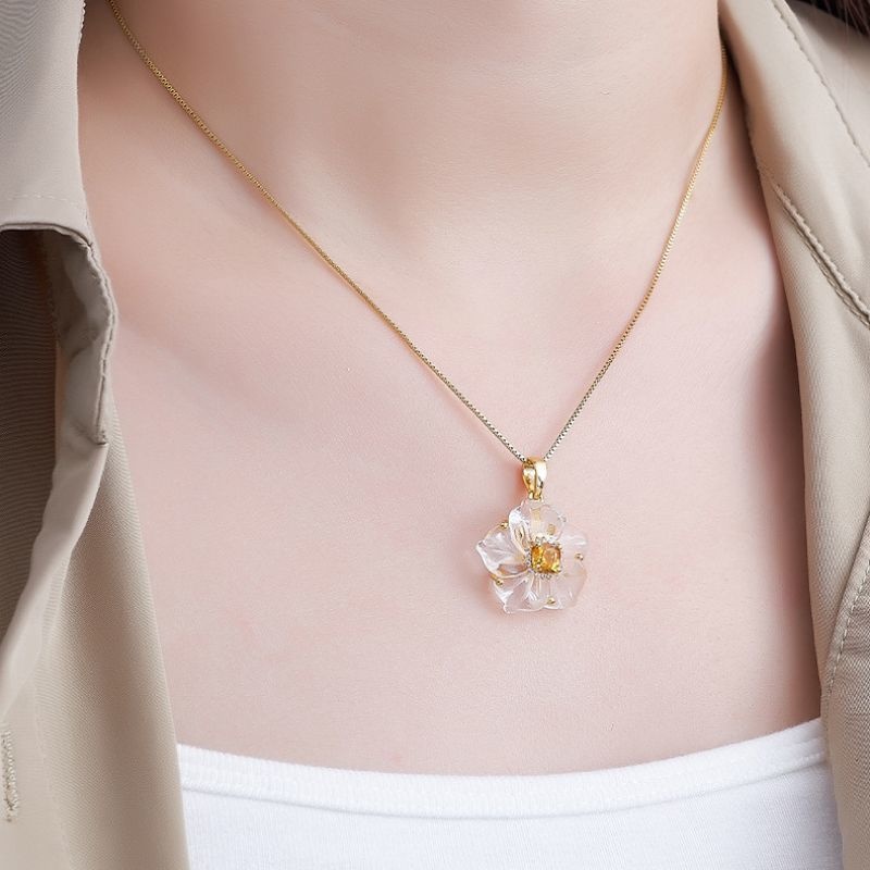 バイカイチゲのペンダント - まるで春の訪れを首元に纏う N155