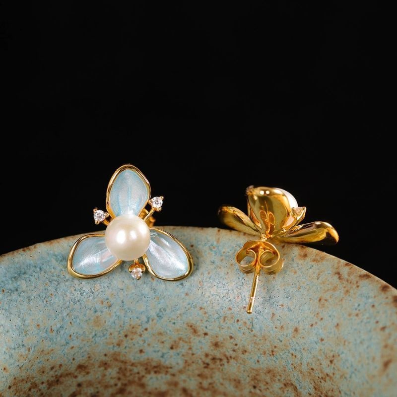 エンレイソウのピアス - 自然の美しさとクラフトマンシップの調和 P207