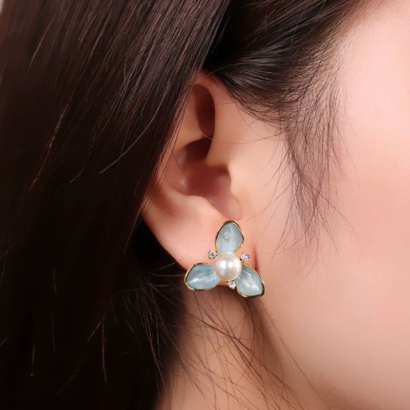 エンレイソウのピアス - 自然の美しさとクラフトマンシップの調和 P207