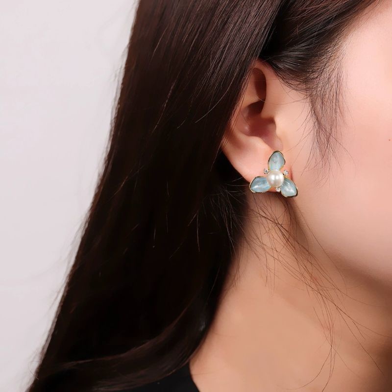 エンレイソウのピアス - 自然の美しさとクラフトマンシップの調和 P207