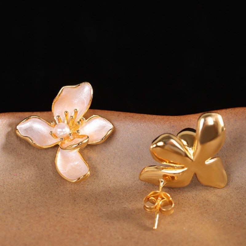 不断桜のピアス - 、風に揺れる美しい形をリアルに表現 P209