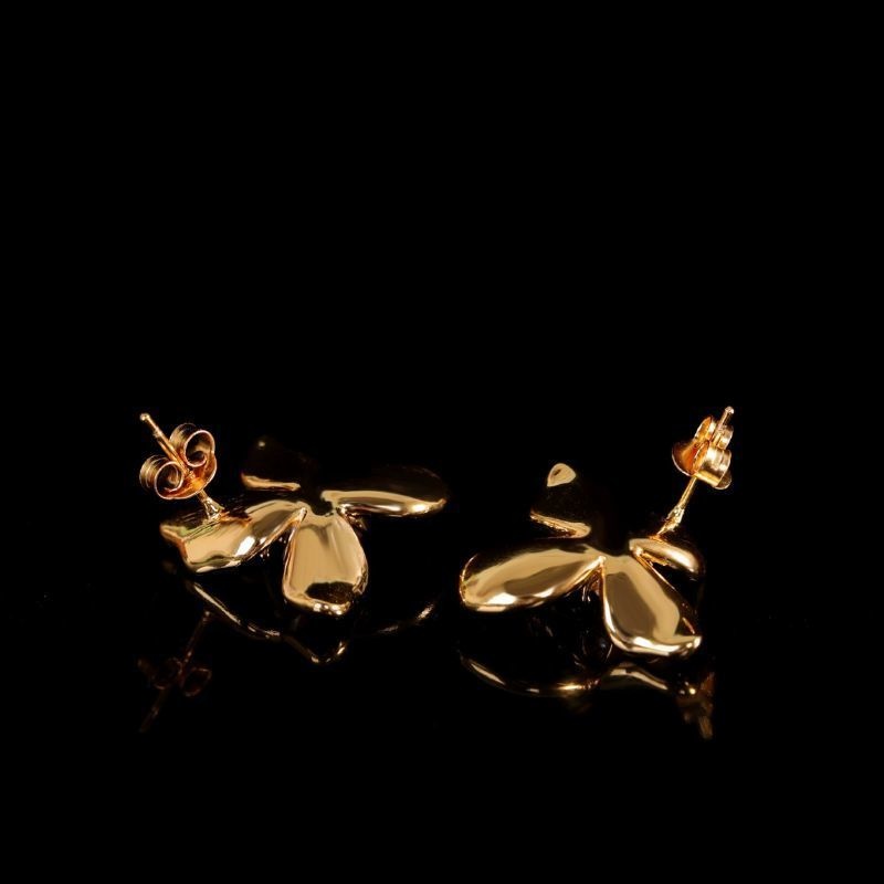 不断桜のピアス - 、風に揺れる美しい形をリアルに表現 P209