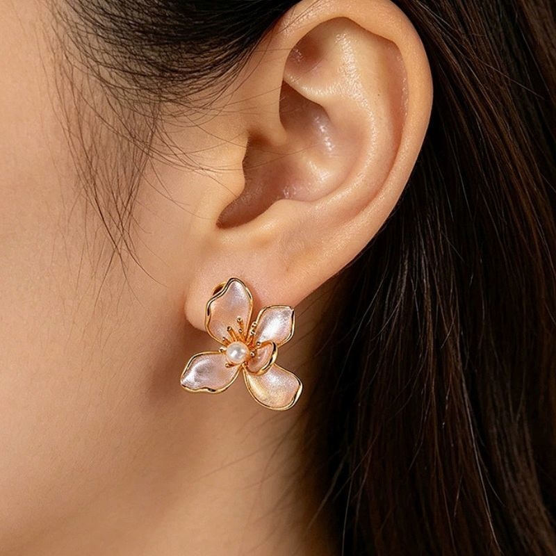 不断桜のピアス - 、風に揺れる美しい形をリアルに表現 P209