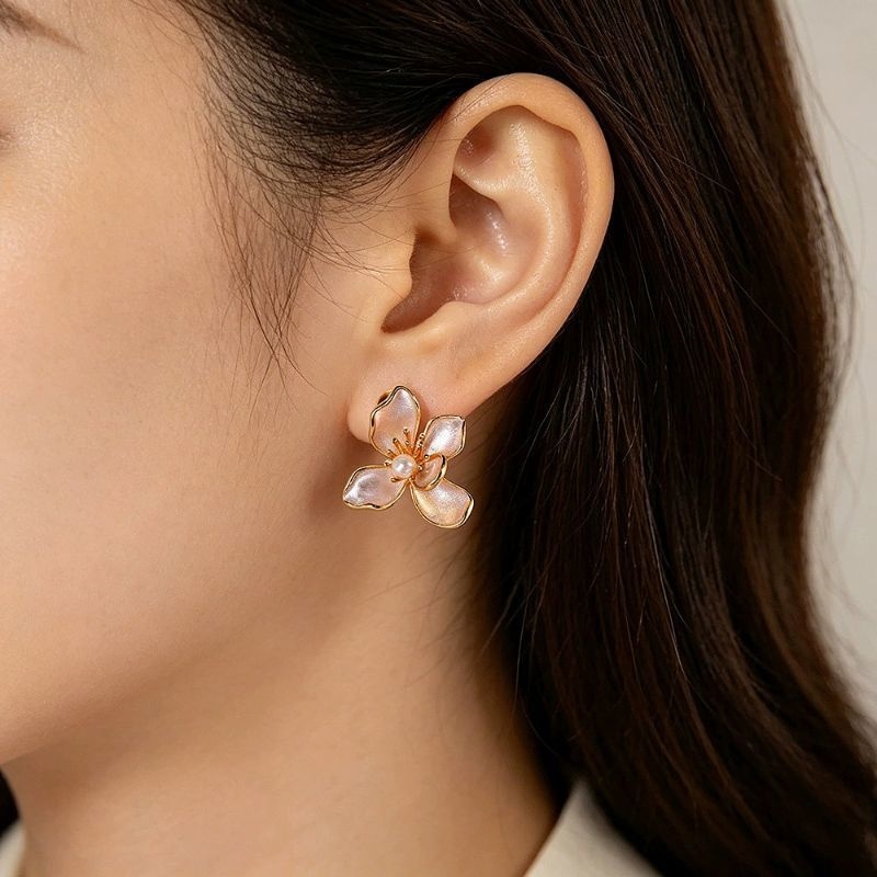 不断桜のピアス - 、風に揺れる美しい形をリアルに表現 P209