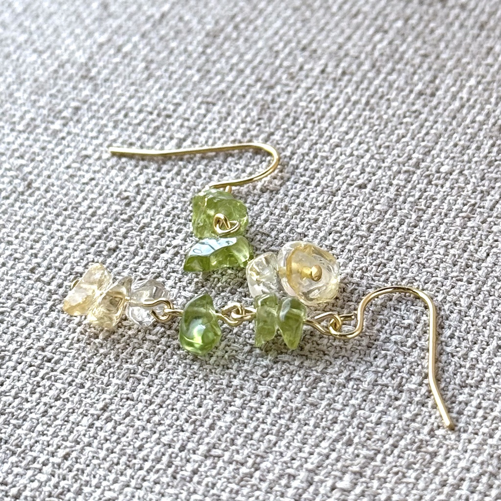 No.140 天然石のさざれ石 小粒 ロングピアス ペリドット シトリン