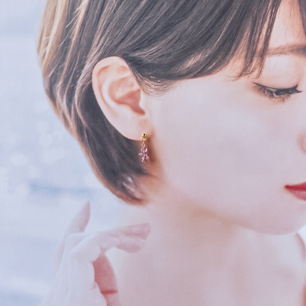 No.211 小粒 天然石の小ぶりなピアス ストロベリークオーツ