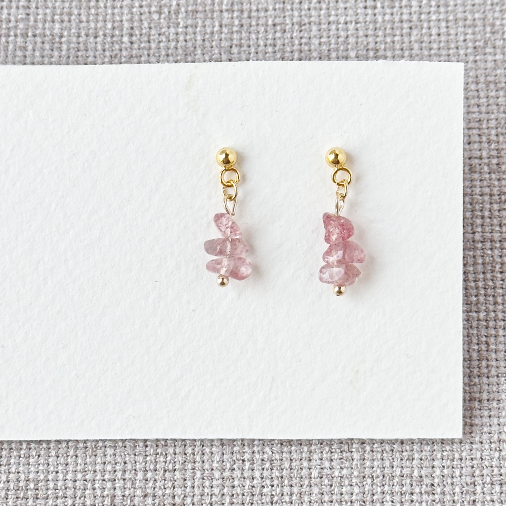 No.211 小粒 天然石の小ぶりなピアス ストロベリークオーツ