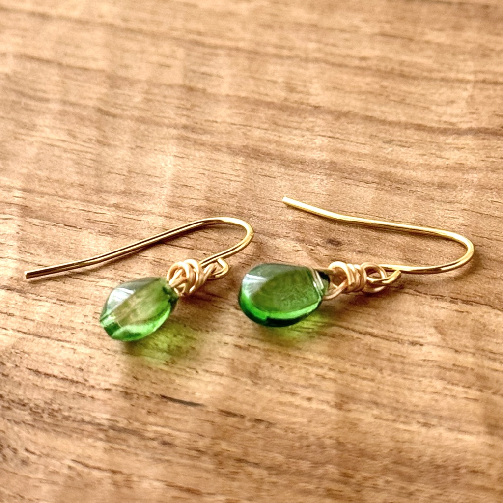 No.102 チェコビーズ 一粒ドロップフックピアス ビビッドグリーン