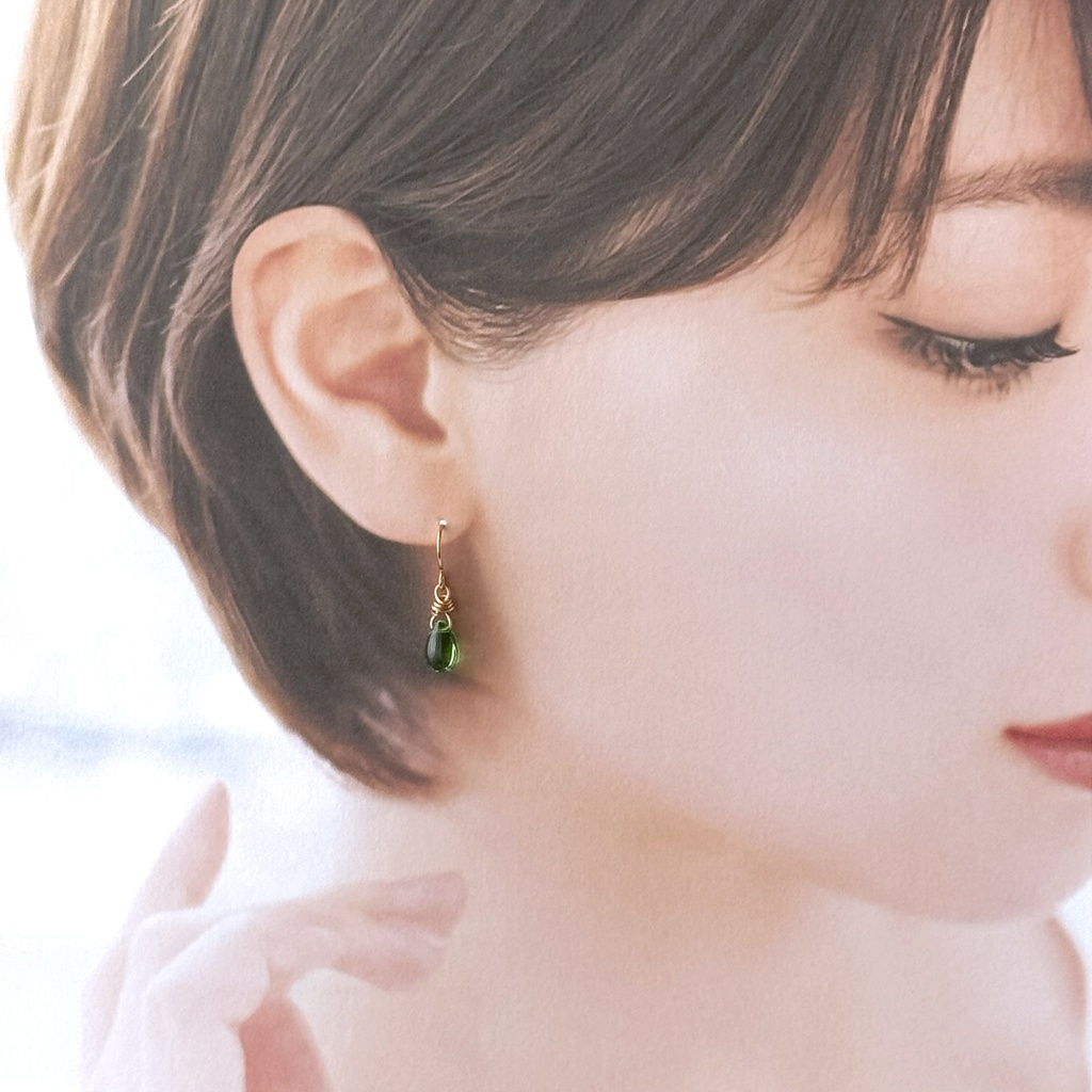 No.102 チェコビーズ 一粒ドロップフックピアス ビビッドグリーン