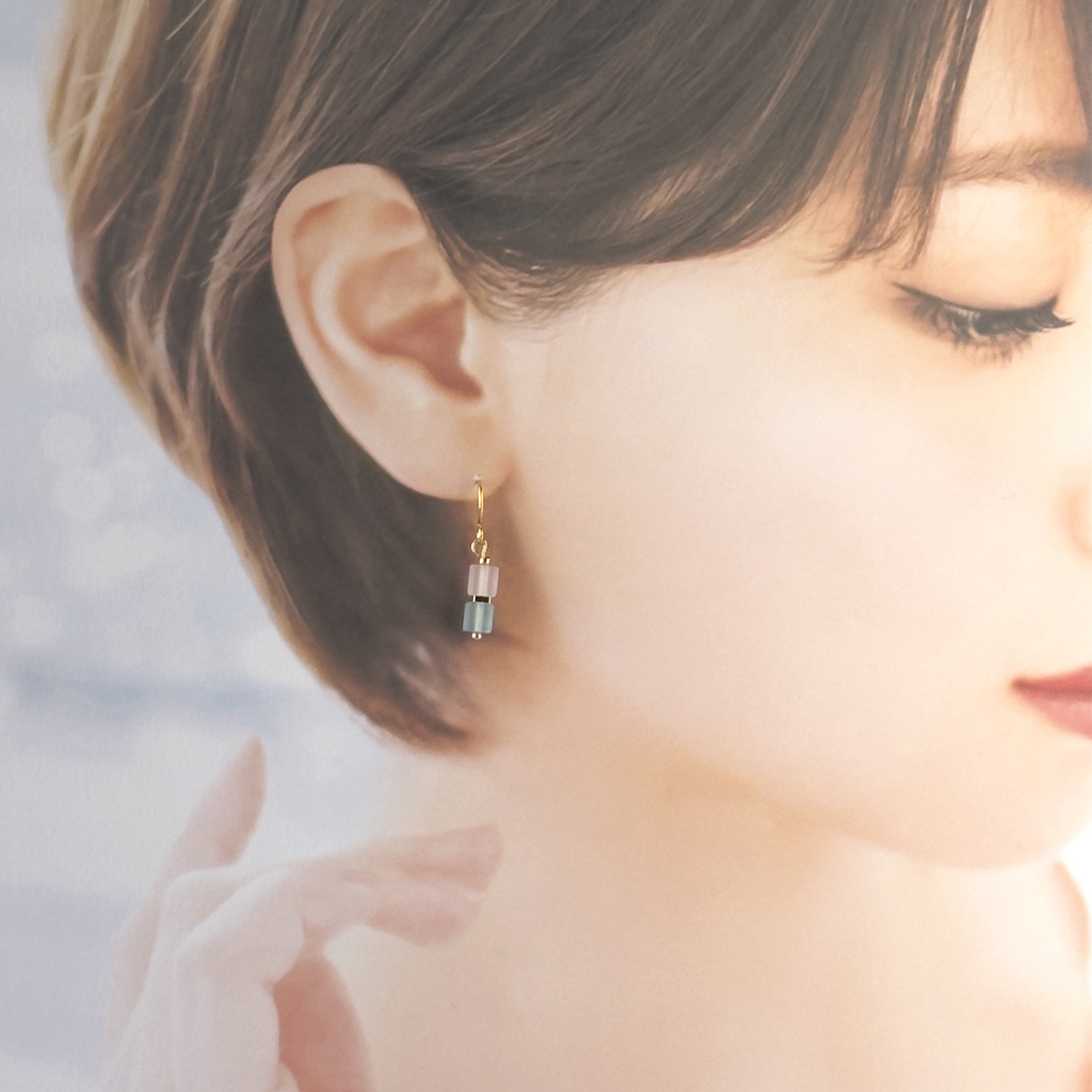 No.240 フロストガラスのシンプルキューブ ピアス 空桜