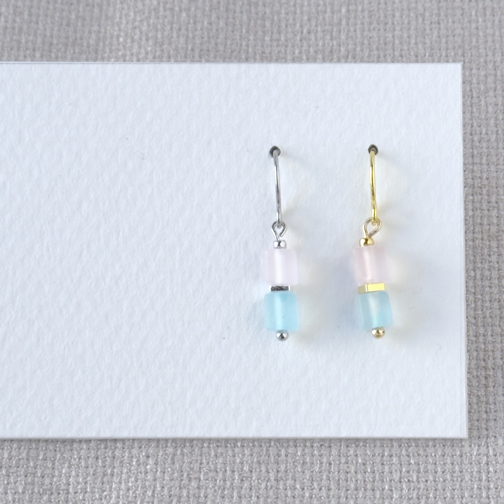 No.240 フロストガラスのシンプルキューブ ピアス 空桜