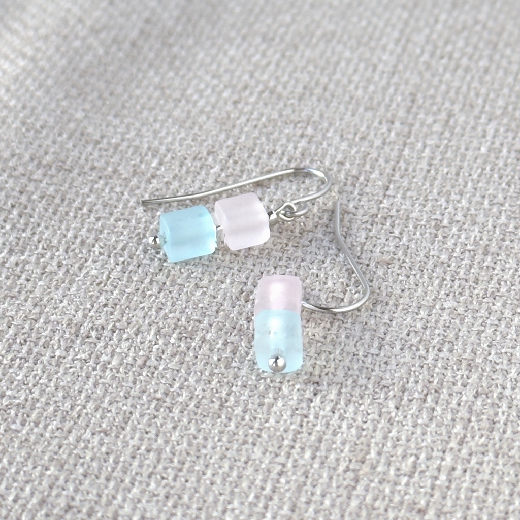 No.240 フロストガラスのシンプルキューブ ピアス 空桜