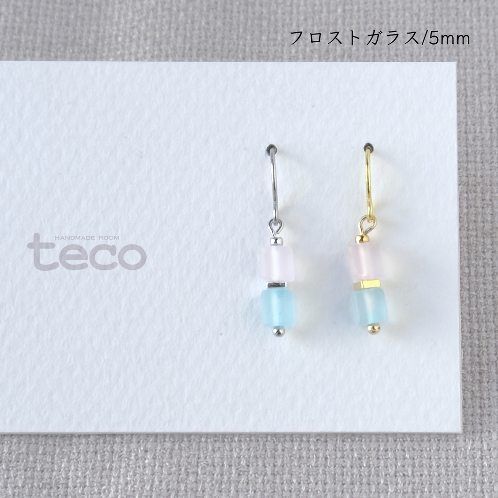 No.240 フロストガラスのシンプルキューブ　ピアス　空桜