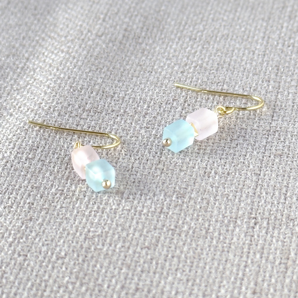 No.240 フロストガラスのシンプルキューブ ピアス 空桜