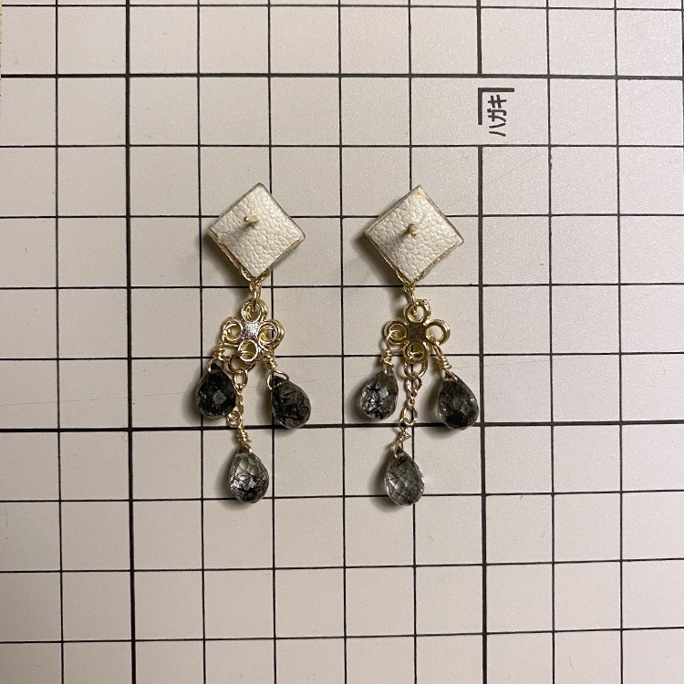 【7/12(水)22時販売】膝丸イメージピアス(ブラックルチルクォーツver.)