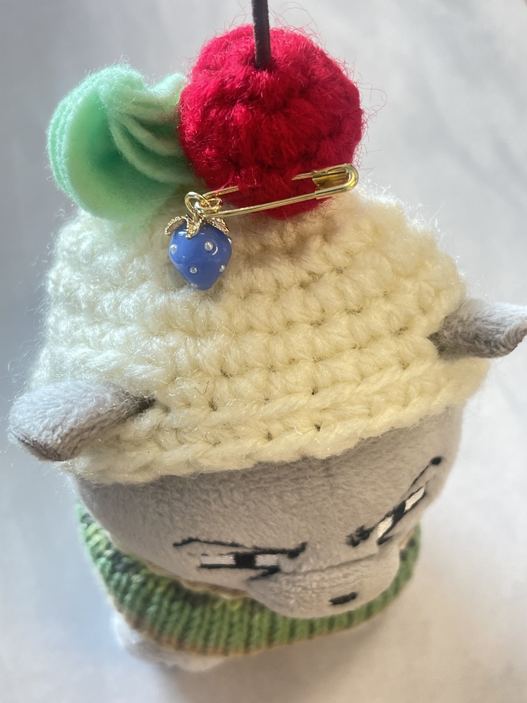 いちごブローチ/青