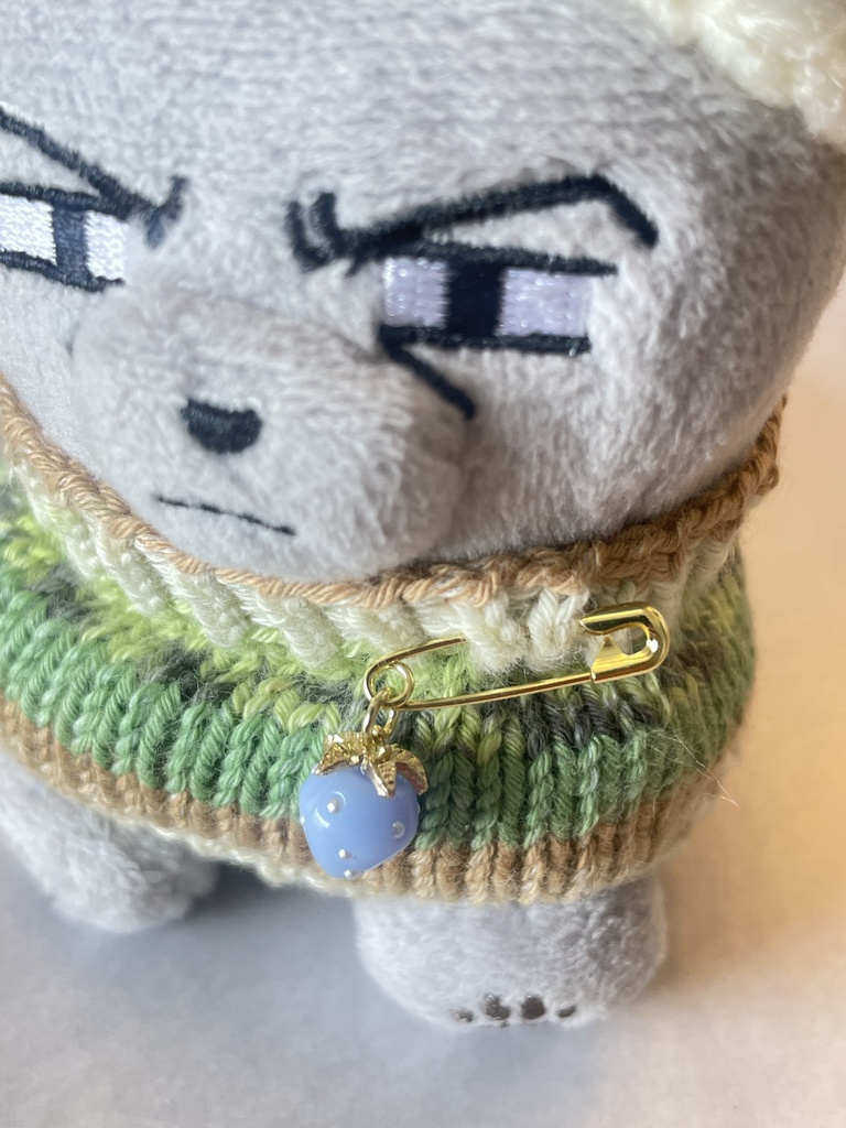 いちごブローチ/水色